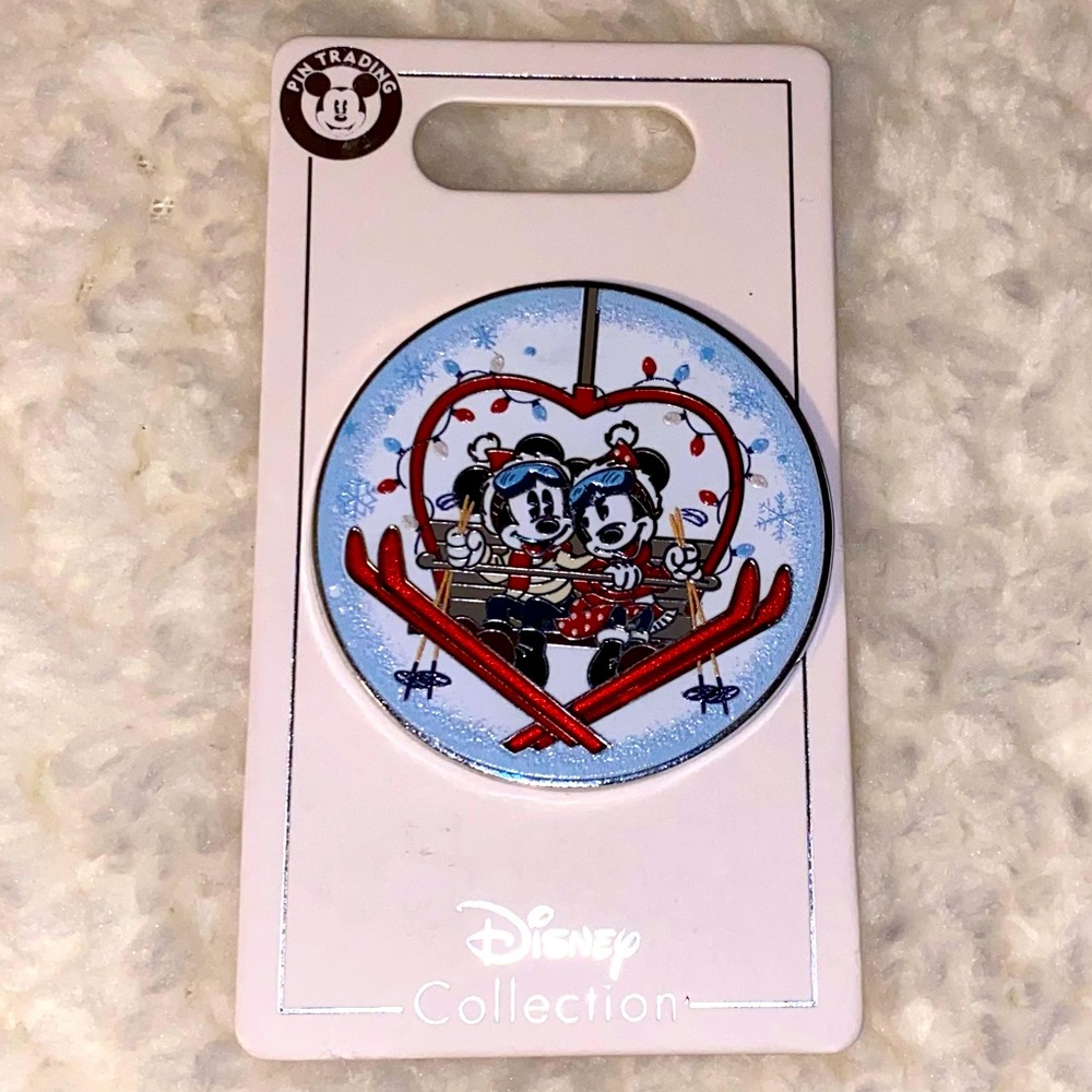 NWT Walt Disney World Holiday Collection Trading Pin